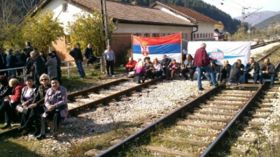 Radnici FAP-a ne odustaju od blokade ni treći dan